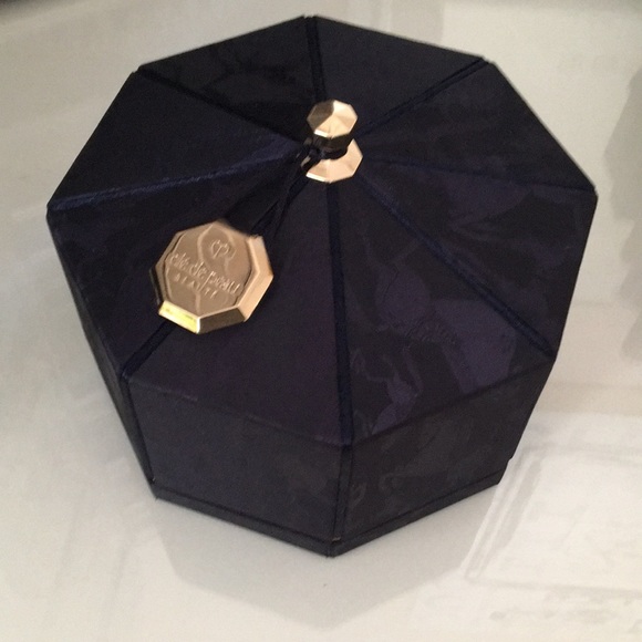 CLE DE PEAU BEAUTE POUDRE LUMINEUSE POUR LE CORPS - Picture 1 of 9